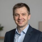 Профессиональный портрет уверенного российского бизнесмена на нейтральном фоне для сайта разработки крипто казино