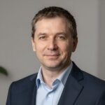 Профессиональный портрет уверенного бизнесмена на нейтральном фоне для сайта разработки крипто казино Атеус