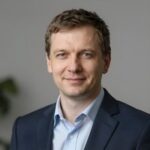 Профессиональный портрет уверенного российского бизнесмена на нейтральном фоне для сайта разработки крипто казино
